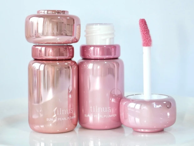 ティルナス「サンリットパール プランパー」限定2色をスウォッチ！ パールがきらめく“温感プランパー”