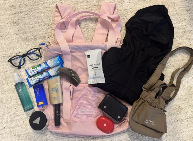 モデル 上西星来さんのフェスバッグの中身