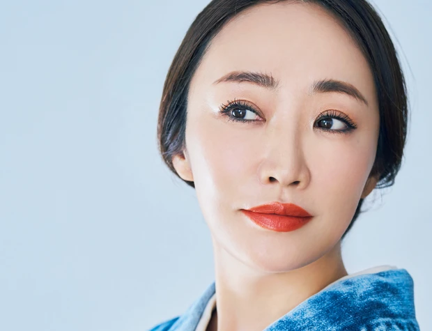 【神崎恵 リップ】プラダ ビューティ モノクローム ウェイトレス リップカラー (マット レザー) O77 を使った「デニム着物を楽しむメイク」