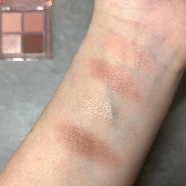 アンド バイ ロムアンド(&nd by rom&nd)メロウパレット 【PK01 ローズフォグ】をスウォッチ