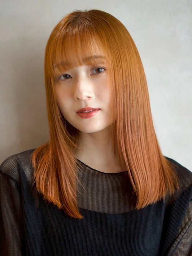 ヘアカタログ　ミディアム　ミディアムヘア　前髪あり　正面