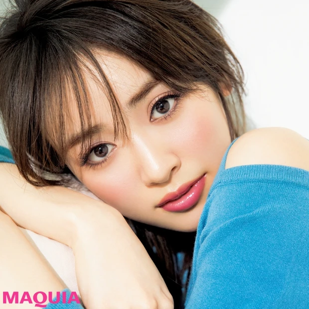 泉里香さんはジューシーリップで品よくオトナ顔！ 夏でも渋めカラーが気分