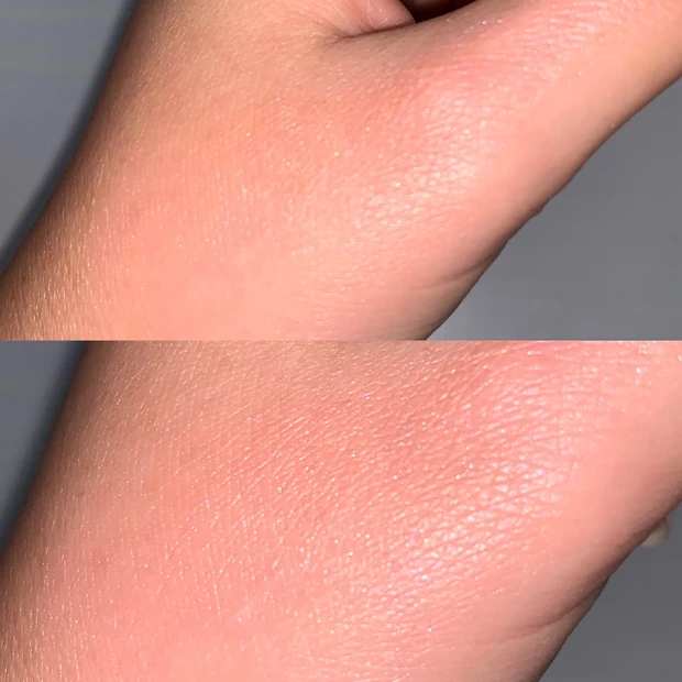 ライトありで撮影したSUQQU デューイー リクイド ブラッシュ103の2分割写真。手の甲に広げた全体写真と、輝きをアップで写したズーム写真