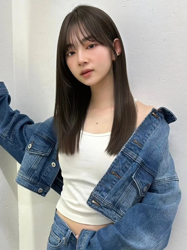 黒髪 ロング 【大人に似合うロング】軽やかな質感の暗髪! グレージュカラーでお肌のトーンアップも叶うロングヘア_2