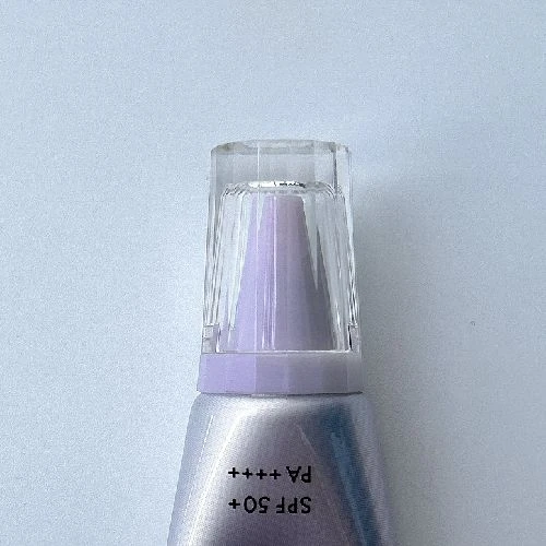 屋内の自然光に当てたときの「D-UVシールド トーンアップ」のキャップ