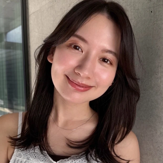 【小顔見せセミロング】顔まわりレイヤーで骨格補正! 大人の魅力を引き出す洗練ヘアスタイル