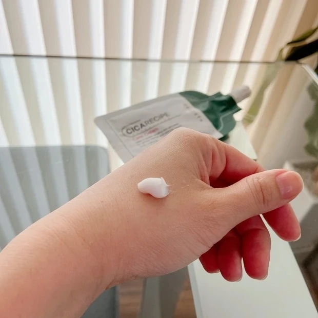 「ビュースタ」のシカクリーム シカレシピケアクリームのテクスチャー