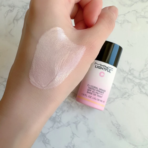 手 ボトル コスメ 化粧下地