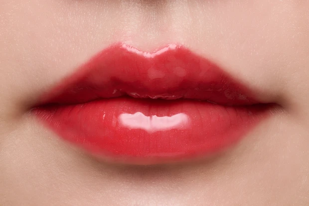 ブルベ冬　シャネル　リップ ル ルージュ デュオ ウルトラ トゥニュ　54 ストロベリー レッド　ローズピンク スウォッチ