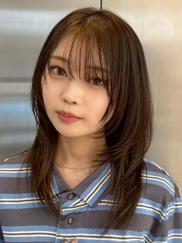 髪型　ミディアムレイヤー　ミディアムヘア　前髪あり　ハッシュカット　韓国風ヘア　スタイリング