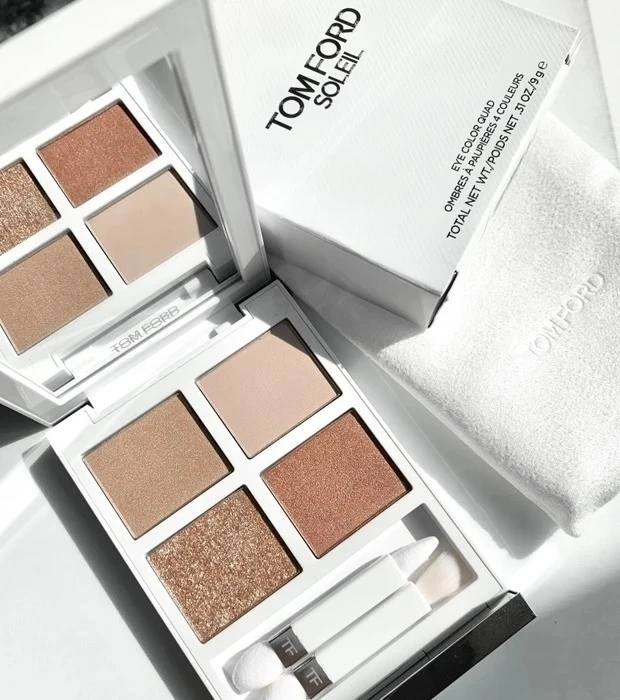 《TOM FORD BEAUTY》11月12日限定発売のホリデー白パケ!冬の透明感が出るきらめくピンクシャドウをスウォッチ&メイク