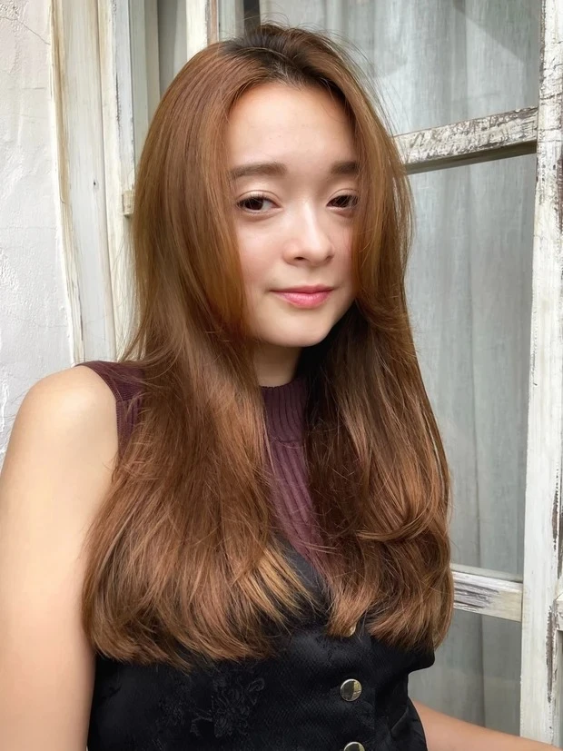 Belleの髪型・ヘアスタイルまとめ_ロングヘア_【前髪なしの大人ロング】ハイライトとかき上げバングが華やか! センターパートのロングヘア