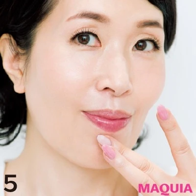 【美容家・小林ひろ美さんのスキンケア】正しいクレンジングの方法_5. あごは舌を入れてペリカン状に