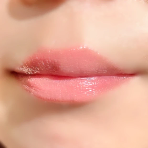 「ヴィセ　エッセンス プランプバーム　PK881 ミュートピーチ」は無知っとしたツヤ感と清涼感が特徴