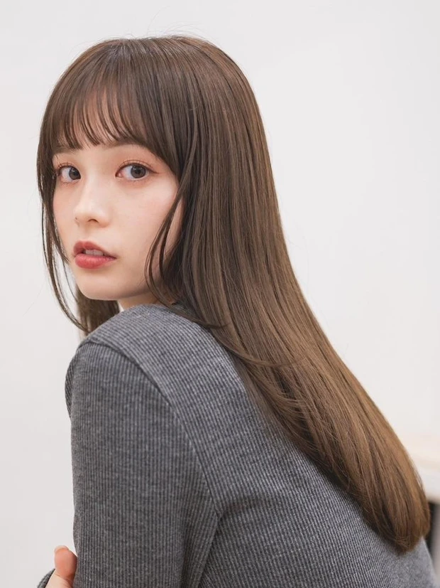 冬 ヘアカラー 明るめ グレージュ ロング ツヤ髪