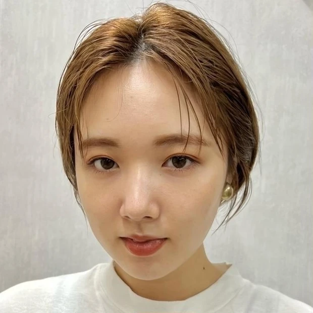 ショート　30代　40代 ヘアスタイル　明るめカラー　前髪なし　