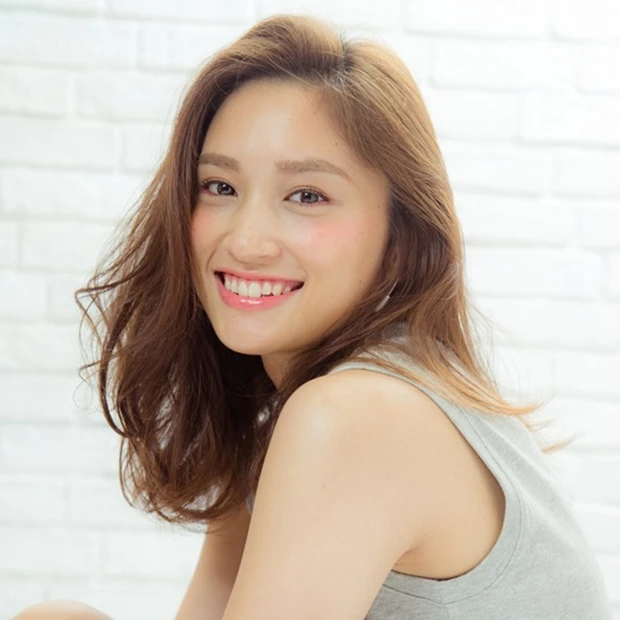 ヘルシーリッチなゆるウェーブが魅力の美人ロング