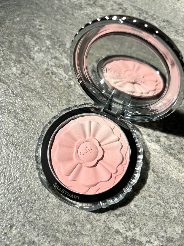ジルスチュアート　パステルペタルブラッシュ　01アプリコットデイジー　イエベ　ブルベ　新作　限定　チーク