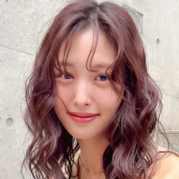 【おしゃれミディアム】ボリュームパーマで小顔印象も叶う！ 簡単スタイリングのフラッフィーミディアム