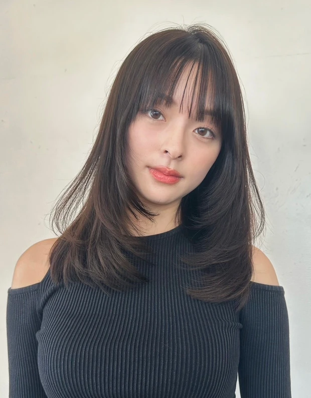 セミロング ヘア 大人 ヘアスタイル 暗髪 前髪あり レイヤー