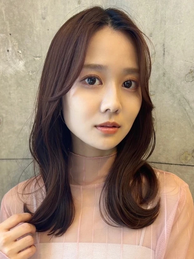 Belleの髪型・ヘアスタイルまとめ_セミロングヘア_【艶やかにまとまるセミロング】湿気が多い日も広がりにくい! 外ハネセミロングヘア