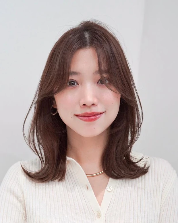 冬 ヘアカラー 暗め ラベンダーブラウン ミディアム S字バング