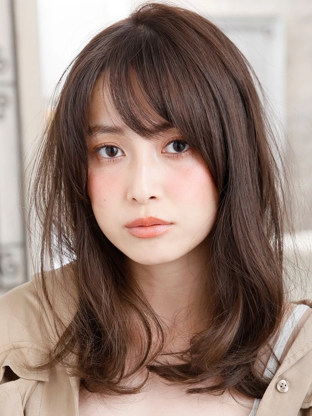 小顔効果バツグンのサイドバングで、一枚ウワテなおしゃれロングに！