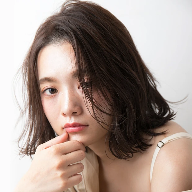 ウェット質感×ゆるウェーブで、ワンレンボブを色っぽ髪にアップデート