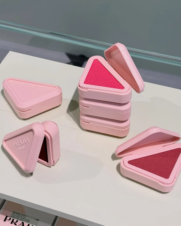 プラダ ビューティ 新作マルチユースチーク 「プラダ タッチ」