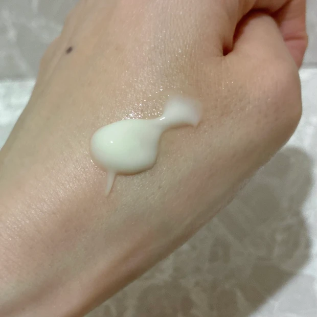DEW タンタンリンクルクリーム テクスチャー
