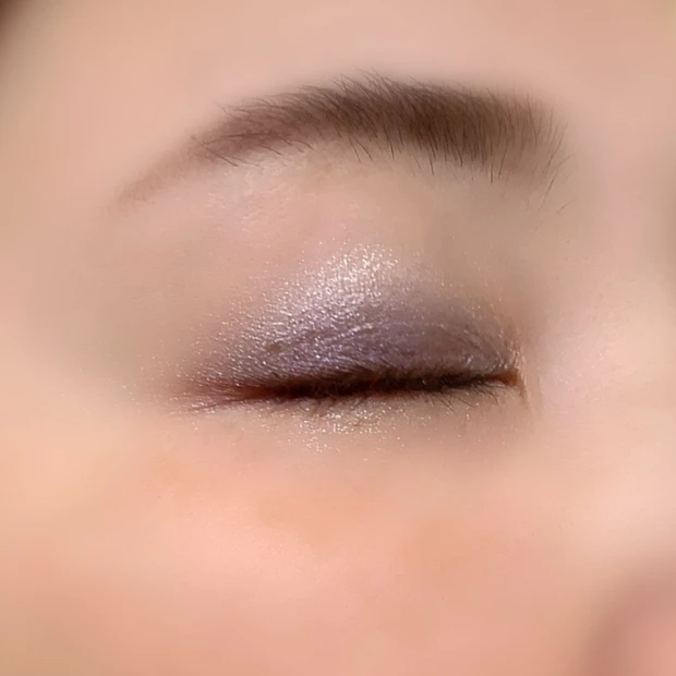 Dior 912のデイリーメイク例。目を閉じた状態で、日常使いしやすい自然なプラムカラーのグラデーションを確認。