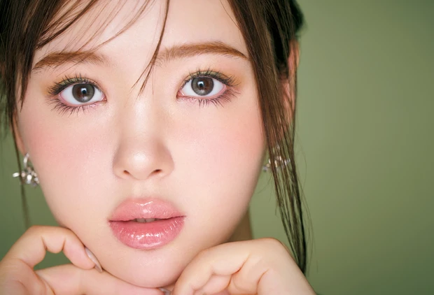 艶めくグリーンが主役のプレイフルメイク