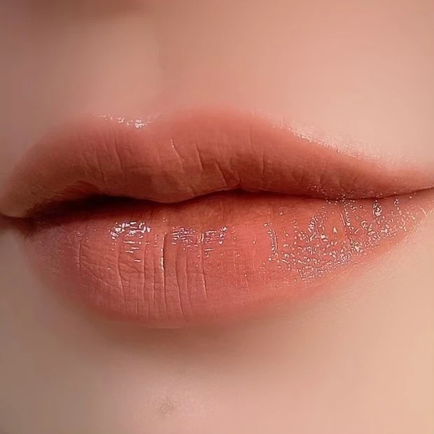 OPERA(オペラ)リップティントN 111 フォギーベージュ 塗布