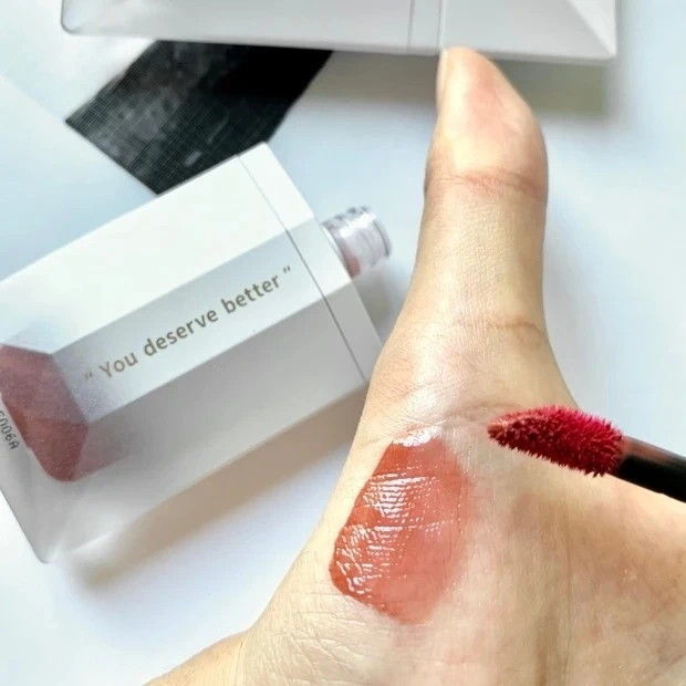 【中国コスメ】PERFECT DIARY（パーフェクトダイアリー） フローティング ライト リップグロス 104 "You deserve better" イエローピーチのスウォッチ