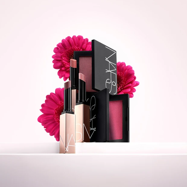 花のニュアンスまとうNARSの春新色！ 贅沢ツヤの新リップバームも一挙紹…