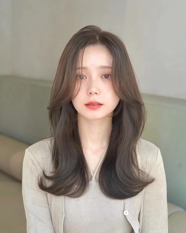 Un amiの髪型・ヘアスタイルまとめ_セミロング&ロングヘア_【大人のワンカールロング】透明感カラーと顔まわりの動きがやわらかなレイヤーロングヘア