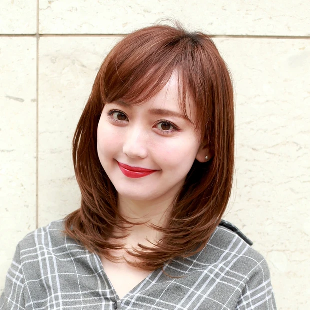 小顔効果もねらえる！ 品よく清楚な内巻きシャギーミディ