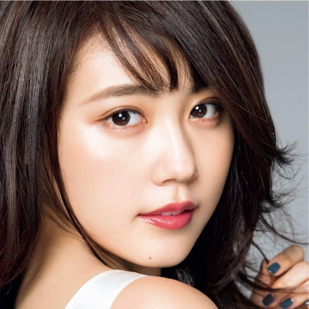 マキア10月号の表紙は有村架純さん! 陶器のような肌に大人の色気をプラス…