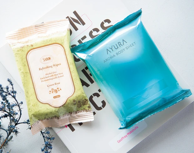 (右)アロマボディシート 15枚入 ¥750/アユーラ (左)ワイプス リフレッシング 15枚入 ¥420/SABON Japan