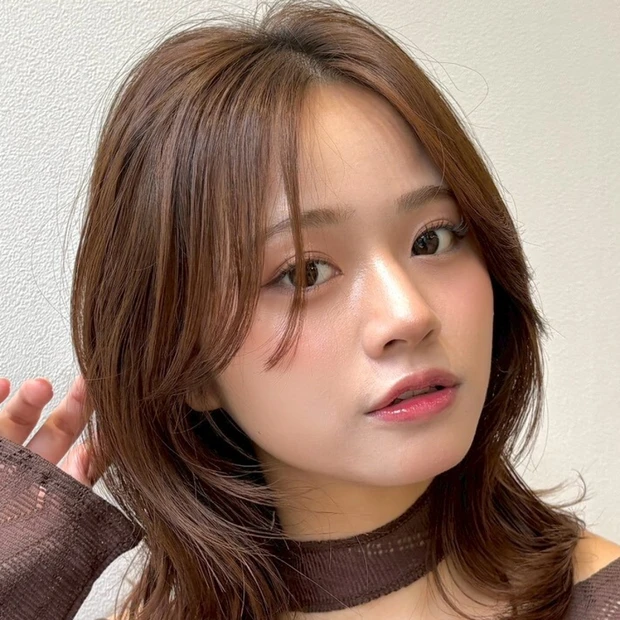 【小顔ミディアム】結んでもおしゃれ！ たっぷりレイヤー×センターパートのくびれミディアム