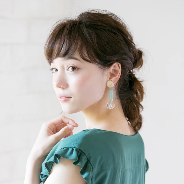 夏っぽい大ぶりイヤリングに似合うヘアアレンジ【ALL300円のプチプラア…