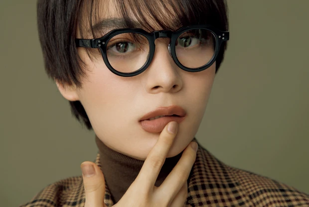 大西流星さん「ほろ苦ブラウニーメイク」で大人な表情に。今季は、THREEのブラウンパレットに注目