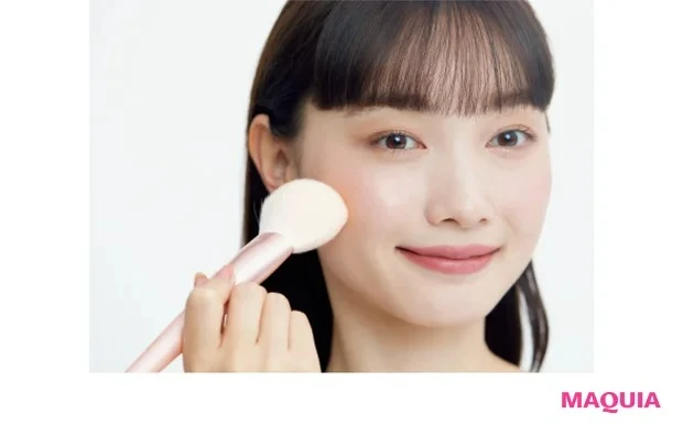 知っておくと使える! 神ワザお直しテク&アイテム_Q 夕方、血色感を取り戻す方法は?_A ハイライトチークで血色と透明感をプラス