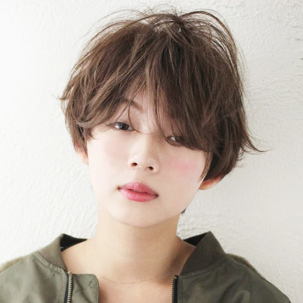 クールな魅力に女らしさが潜む、ユニセックスなマッシュショートヘア
