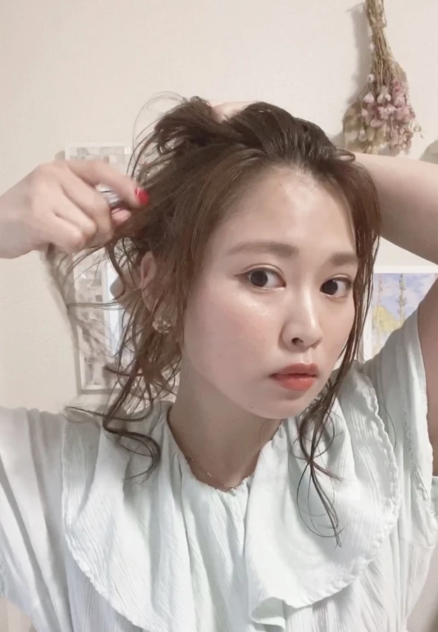 美容師直伝。ヘアゴム2つで、夏の大人かわいいヘアアレンジのコツ_3