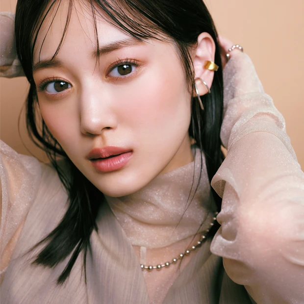  山下美月さんが纏う大人のワントーンメイク