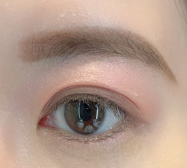 est ノーブル ブライト アイシャドウ 01のメイク①