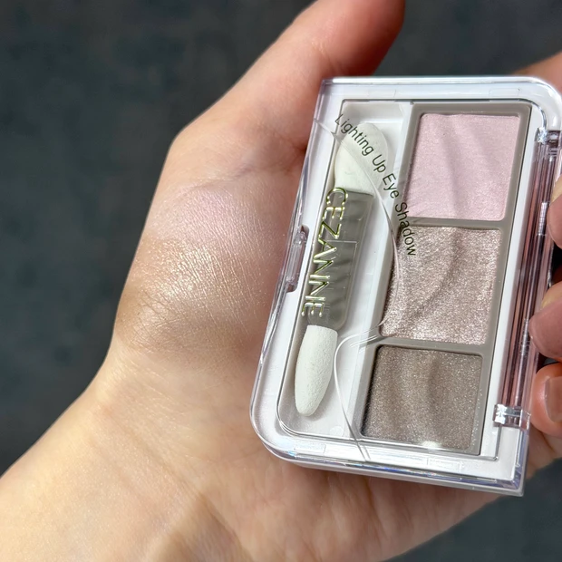 セザンヌ新作　ライティングアップアイシャドウ 03シェルグレージュ　手元スウォッチ