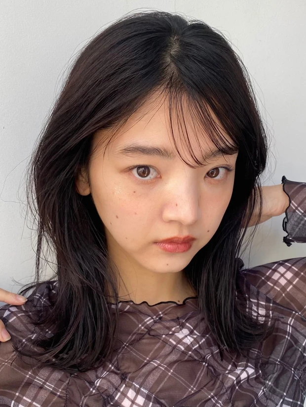 ヘアカタログ　セミロング　セミロングヘア　前髪あり　正面