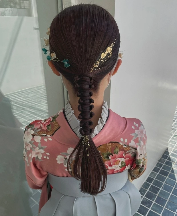 【着物に似合うヘアアレンジ】卒業式や入学式にもおすすめ! 「水引&金箔」「タイトな一本結び」「花モチーフ」のヘアアレンジ22選_3_5